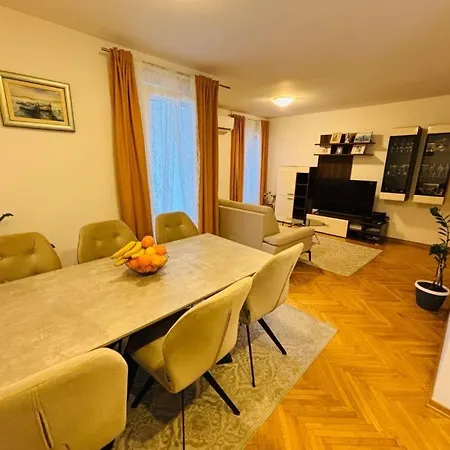 Glad Apartment Split