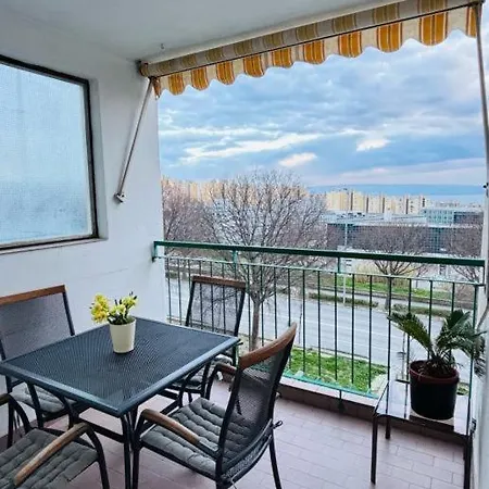 Glad Apartment *